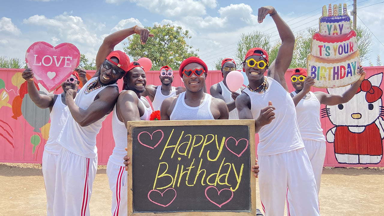 Weißes Oberteil des afrikanischen Fitness-Teams.