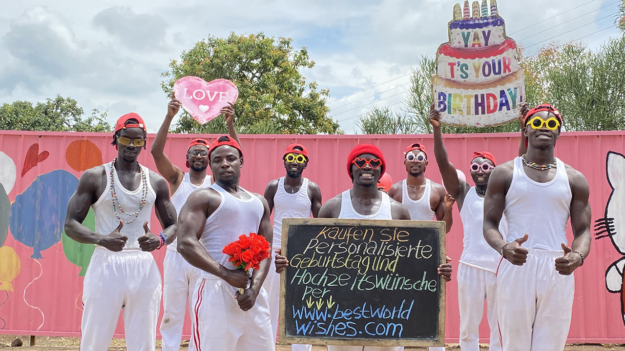 Weißes Oberteil des afrikanischen Fitness-Teams.