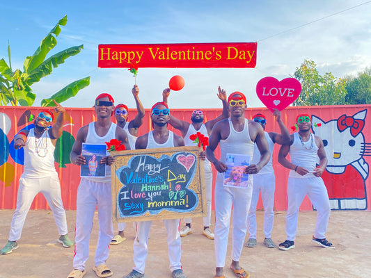 Weißes Oberteil des afrikanischen Fitness-Teams.