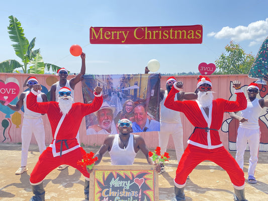 Weißes Oberteil des afrikanischen Fitness-Teams: Maßgeschneiderter Übergröße-Foto