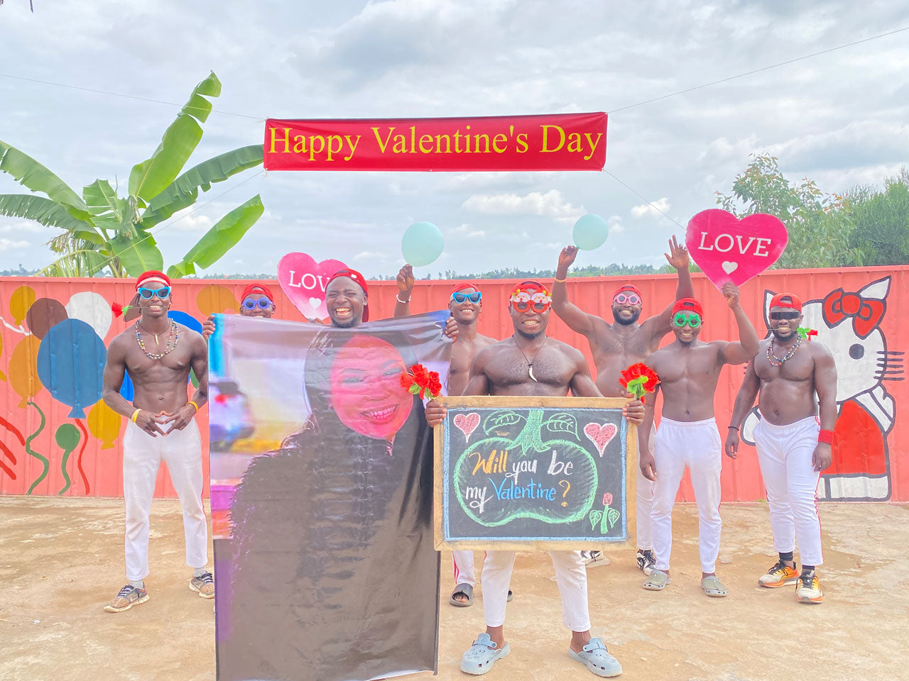 Weißes Oberteil des afrikanischen Fitness-Teams: Maßgeschneiderter Übergröße-Foto