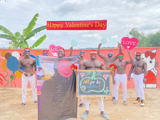 Weißes Oberteil des afrikanischen Fitness-Teams: Maßgeschneiderter Übergröße-Foto