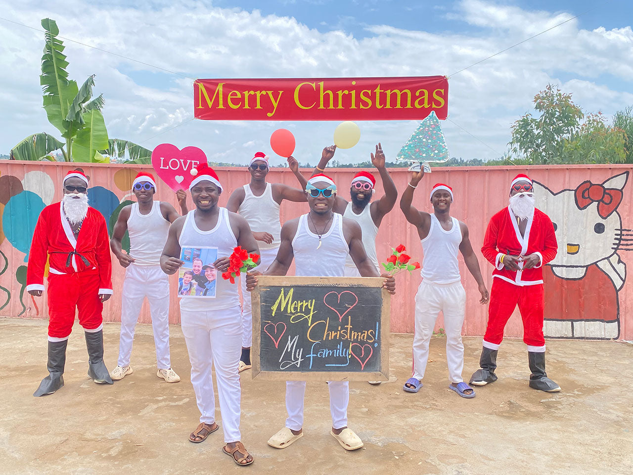 Weißes Oberteil des afrikanischen Fitness-Teams.