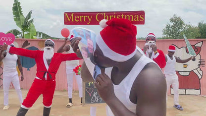 Weißes Oberteil des afrikanischen Fitness-Teams.